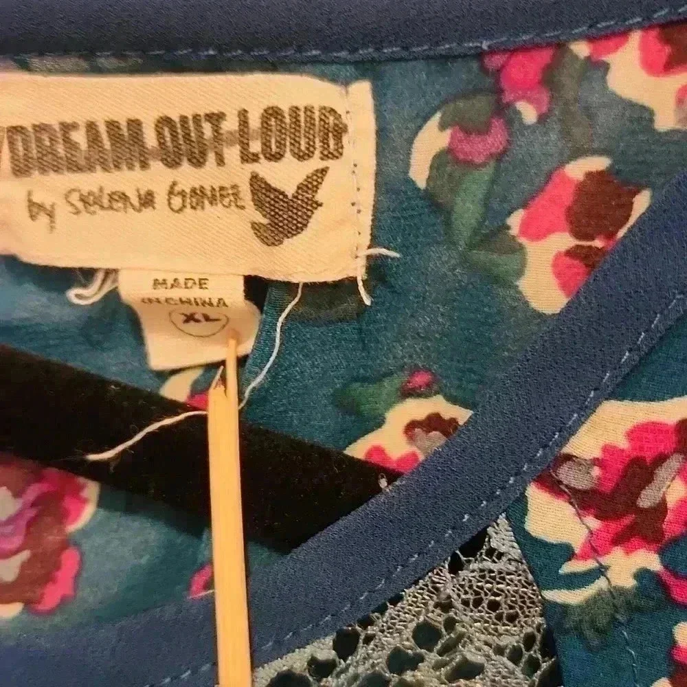 Dream Out Loud Lace Top - Picture 6 of 9